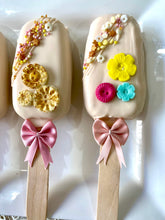 Load image into Gallery viewer, Golden Baby shower cakesicles
